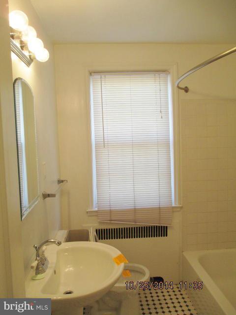 4501 Harcourt Road Baltimore, MD 21214 - Photo 14 of 19 Bath