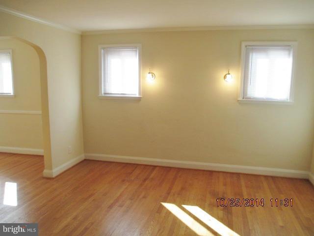 4501 Harcourt Road Baltimore, MD 21214 - Photo 4 of 19 Living Room