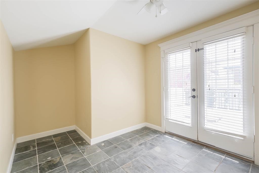 706 Allston Street, Unit B Houston, TX 77007 - Photo 24 of 33 a view of an empty room with a window