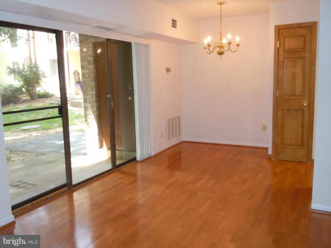 11633 Stoneview Square, Unit 1B Reston, VA 20191 - Photo 3 of 4 Dining Area