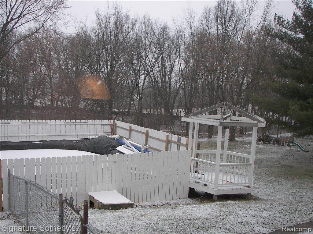 2044 White Lake Road Highland, MI 48356 - Photo 6 of 9 100_2312.JPG