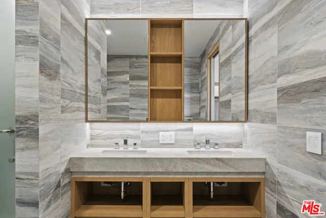 a view of a back yard of the house