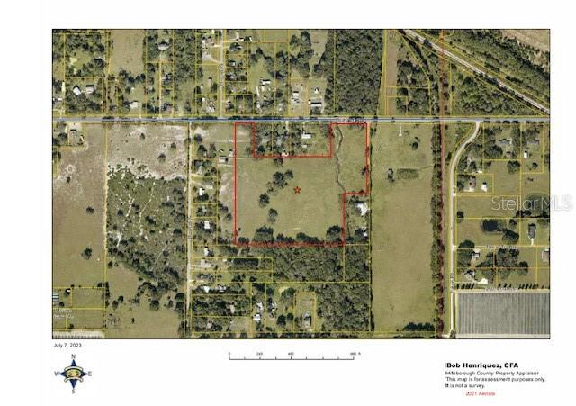 a black and white photo of a room