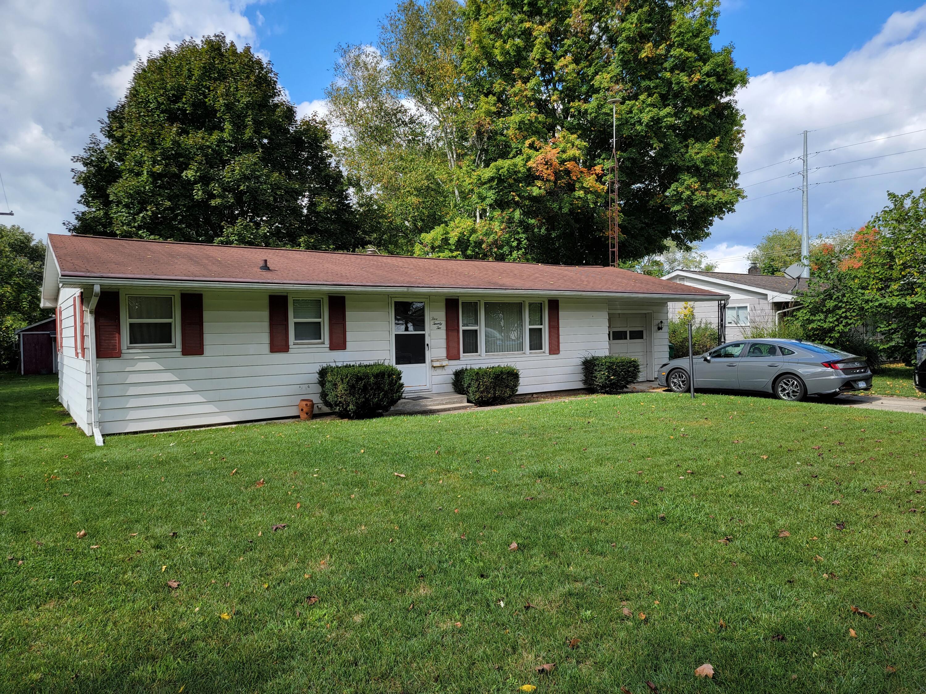 522 North Douglas Avenue Three Rivers, MI 49093 - Photo 1 of 20 20231006_130340