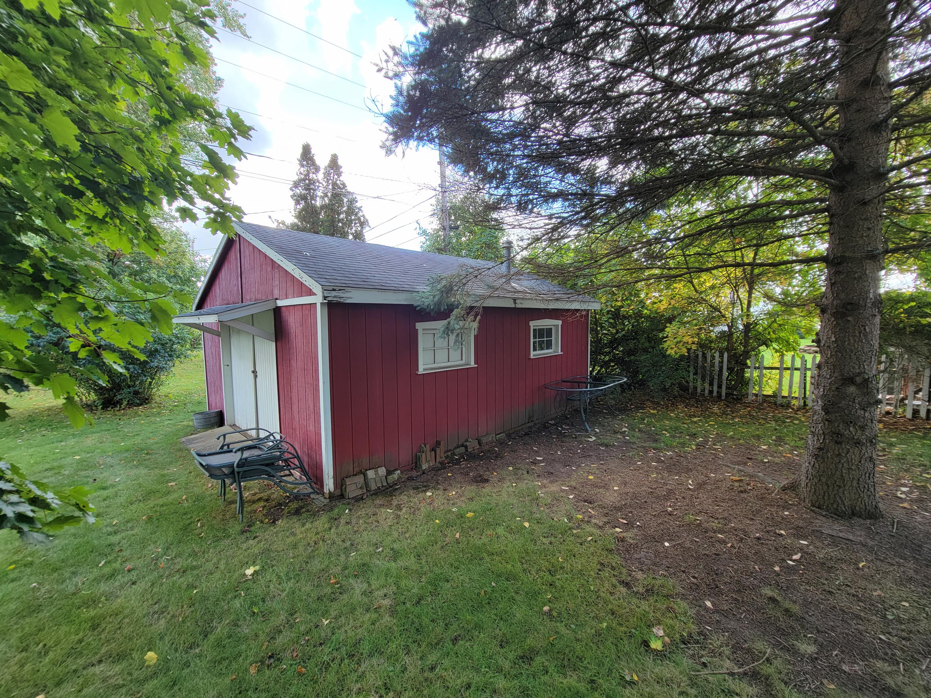522 North Douglas Avenue Three Rivers, MI 49093 - Photo 3 of 20 20231006_130546