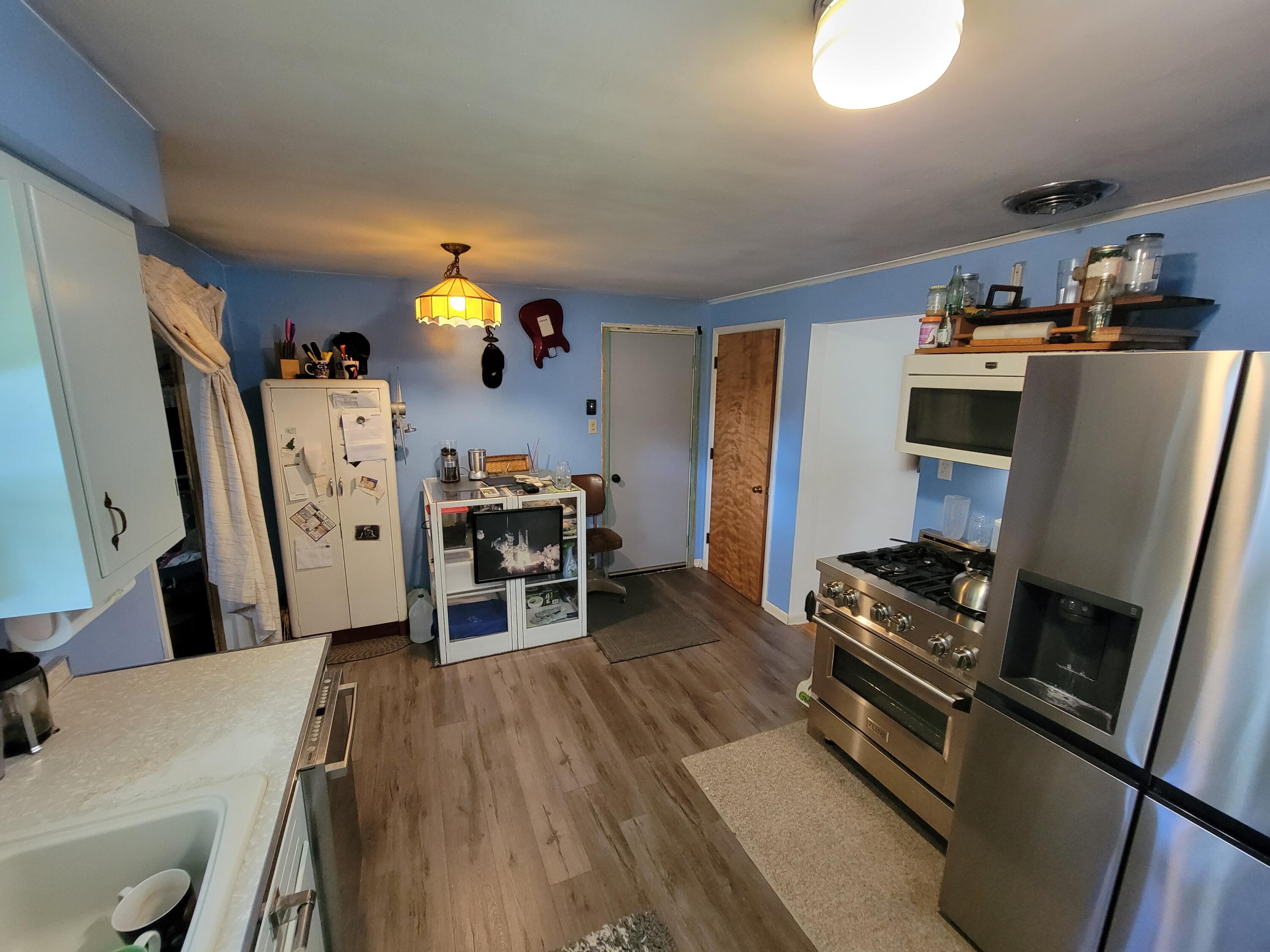 522 North Douglas Avenue Three Rivers, MI 49093 - Photo 7 of 20 20231006_125848
