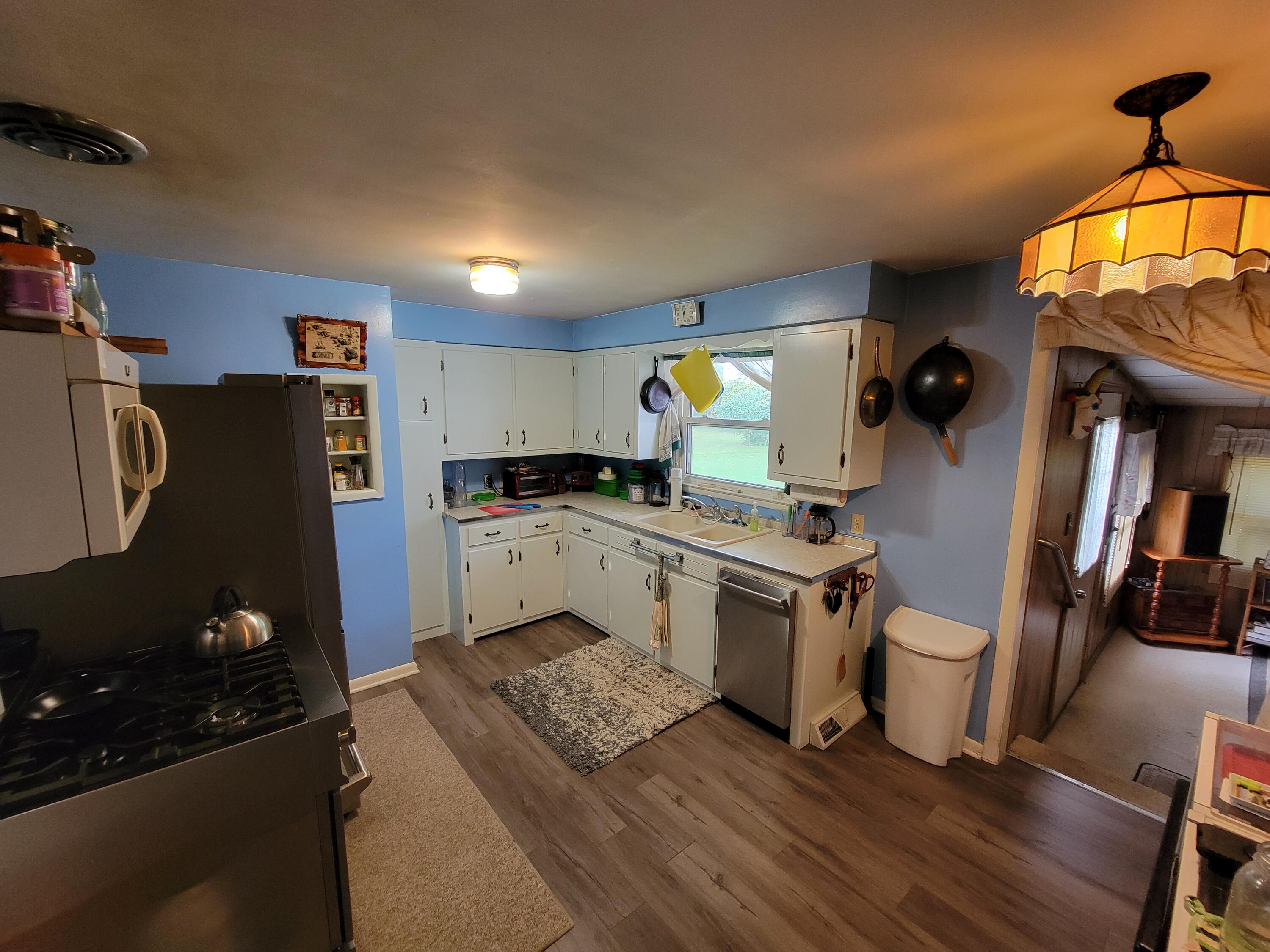 522 North Douglas Avenue Three Rivers, MI 49093 - Photo 8 of 20 20231006_125807