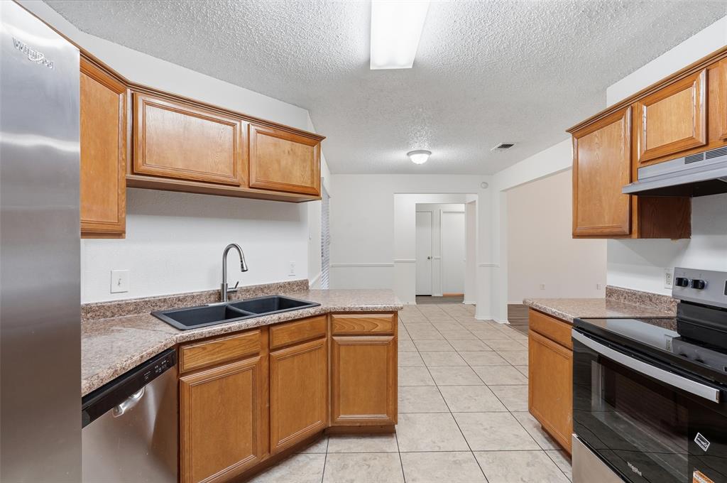 641 Green Mountain Road Burleson, TX 76028 - Photo 11 of 32