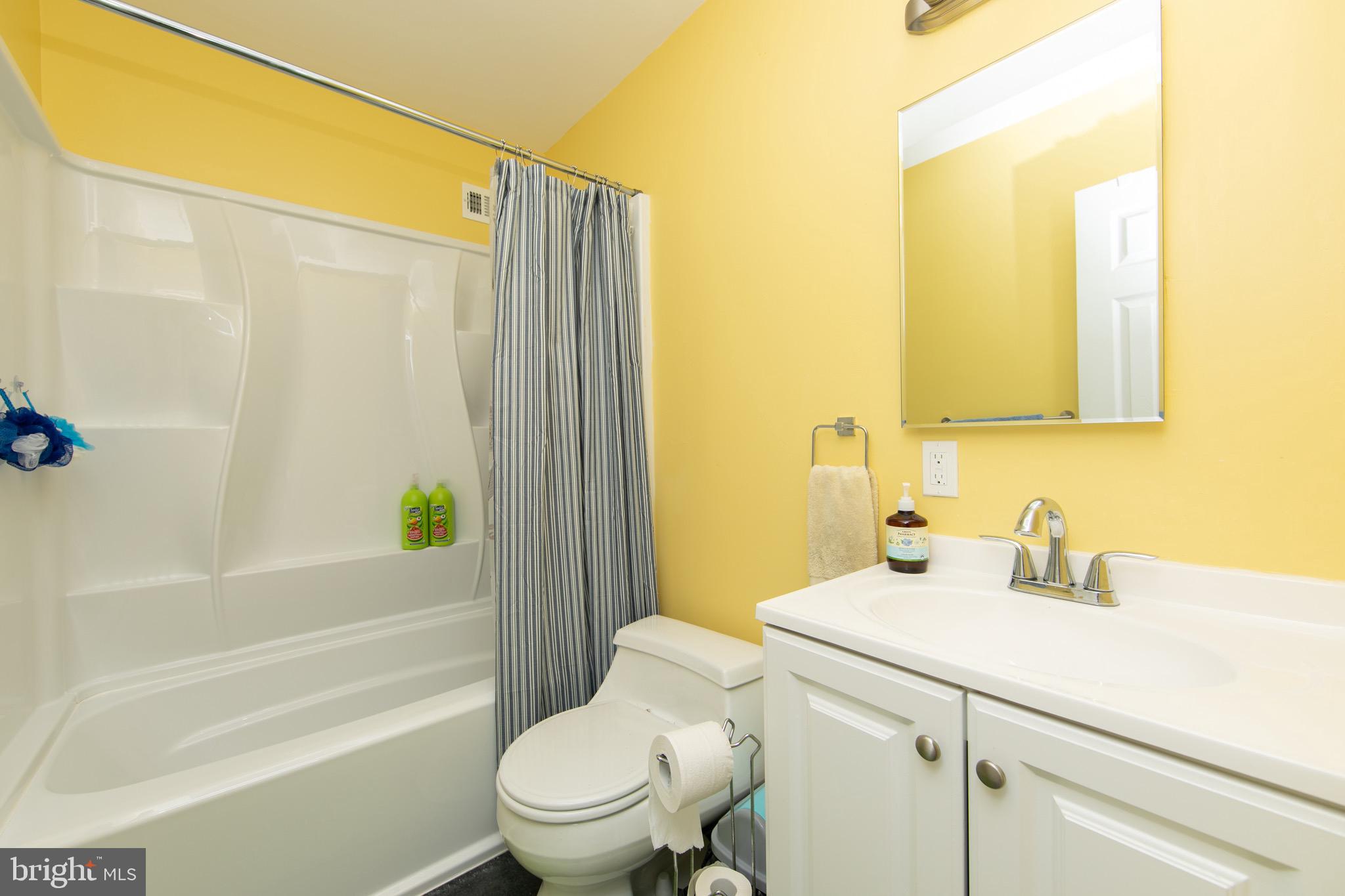 10927 Lockart Road Philadelphia, PA 19116 - Photo 23 of 40 Hallway Bathroom