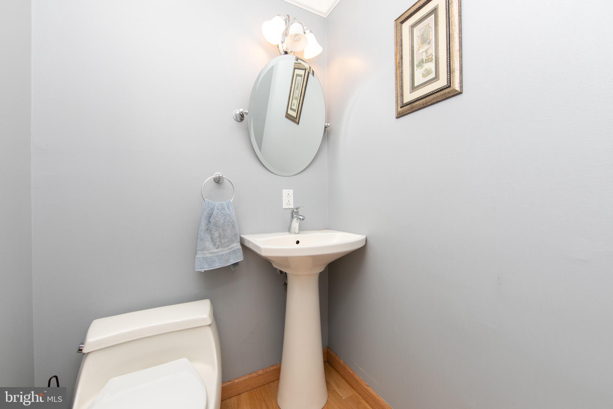 10927 Lockart Road Philadelphia, PA 19116 - Photo 24 of 40 Powder Room Main Floor