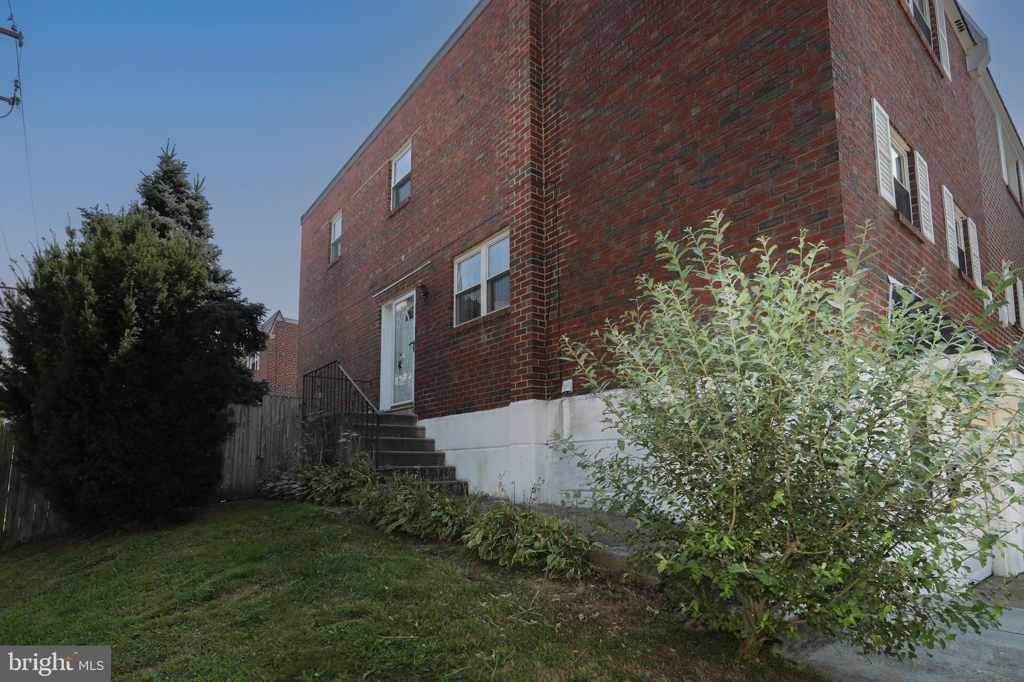 10927 Lockart Road Philadelphia, PA 19116 - Photo 33 of 40 Exterior Side