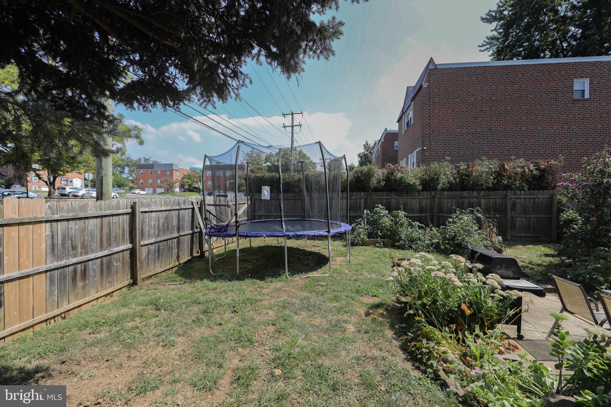 10927 Lockart Road Philadelphia, PA 19116 - Photo 35 of 40 Exterior Back Corner Lot
