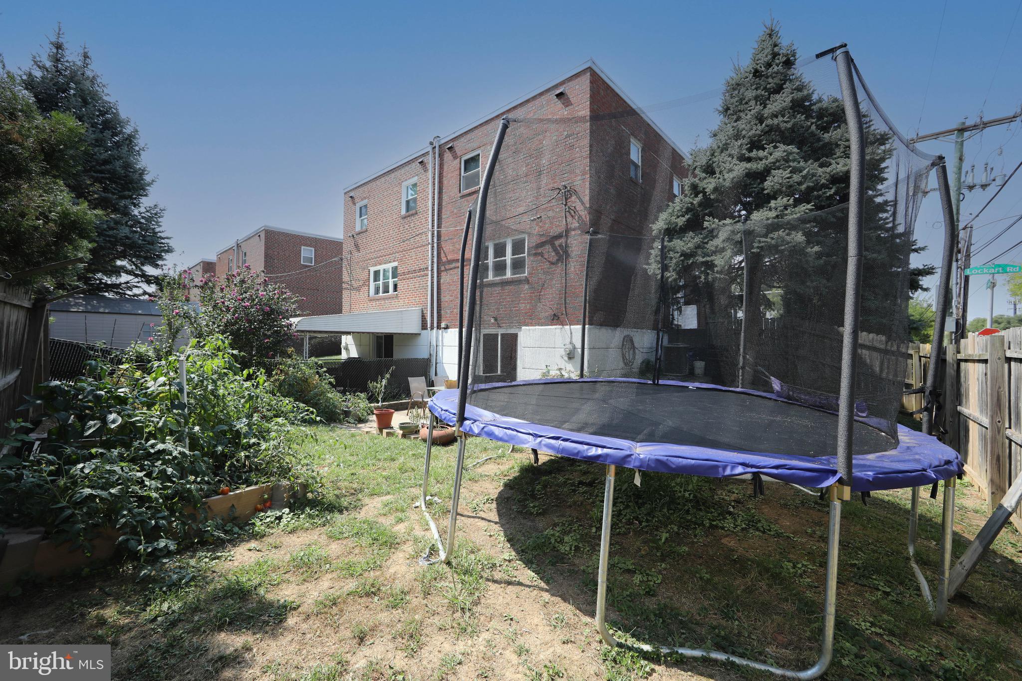 10927 Lockart Road Philadelphia, PA 19116 - Photo 36 of 40 Exterior Back Corner Lot