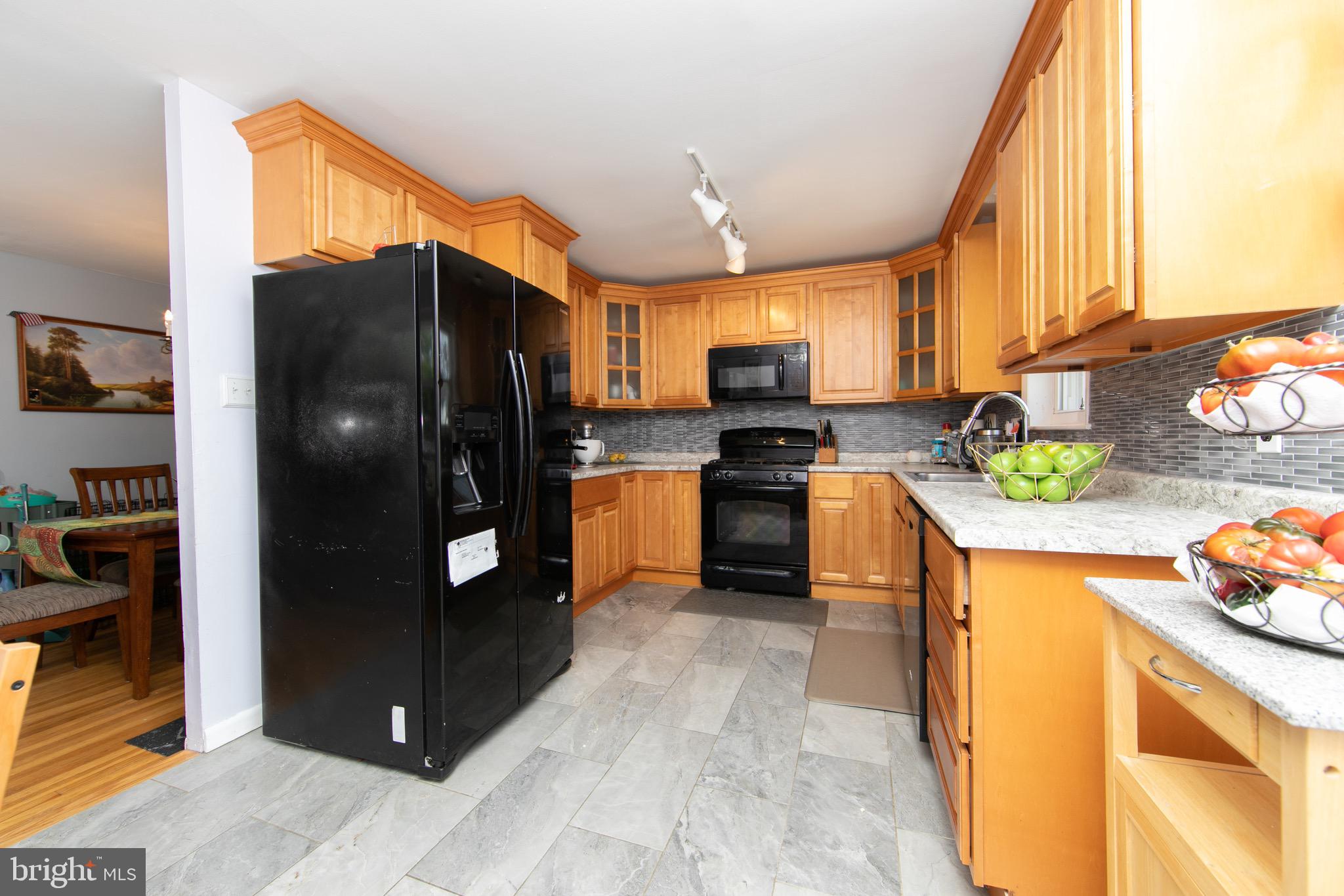 10927 Lockart Road Philadelphia, PA 19116 - Photo 8 of 40 Kitchen