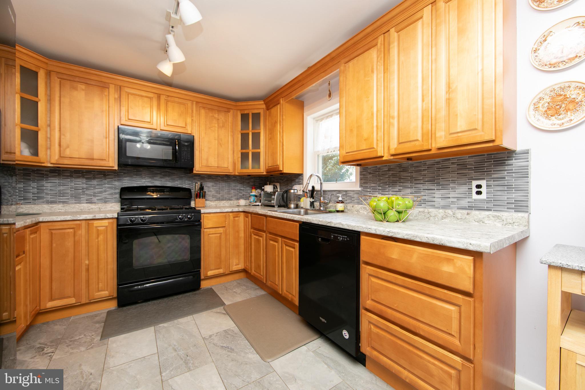 10927 Lockart Road Philadelphia, PA 19116 - Photo 9 of 40 Kitchen