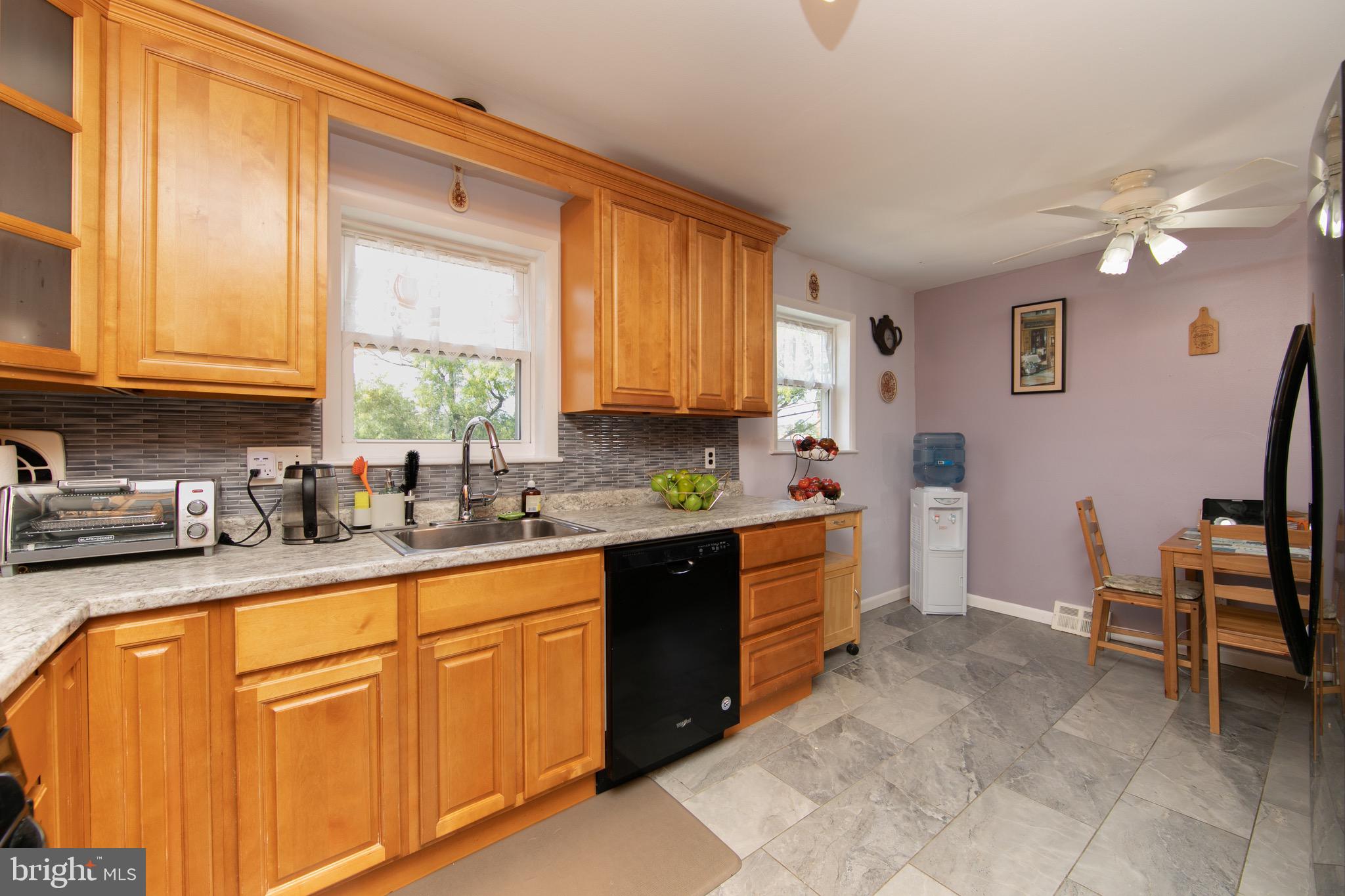 10927 Lockart Road Philadelphia, PA 19116 - Photo 10 of 40 Kitchen