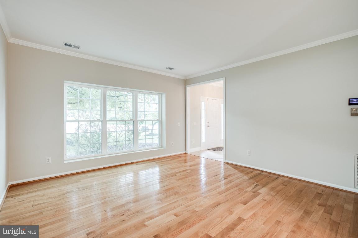 7032 Bedrock Road Alexandria, VA 22306 - Photo 5 of 41 Gallery Image 5
