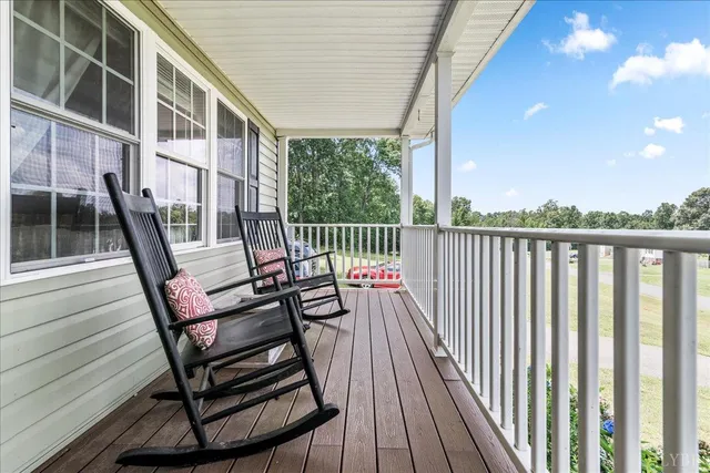a view of a house with backyard