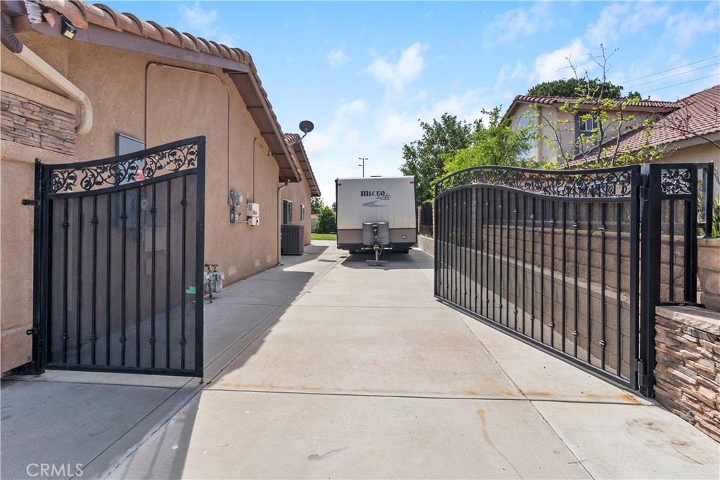 6717 Mission Grove Parkway North Riverside, CA 92506 - Photo 7 of 58