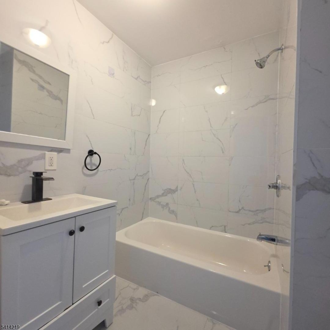 322 Rutherford Boulevard Clifton, NJ 07014 - Photo 3 of 8 a bathroom with a bathtub a sink a toilet and a mirror