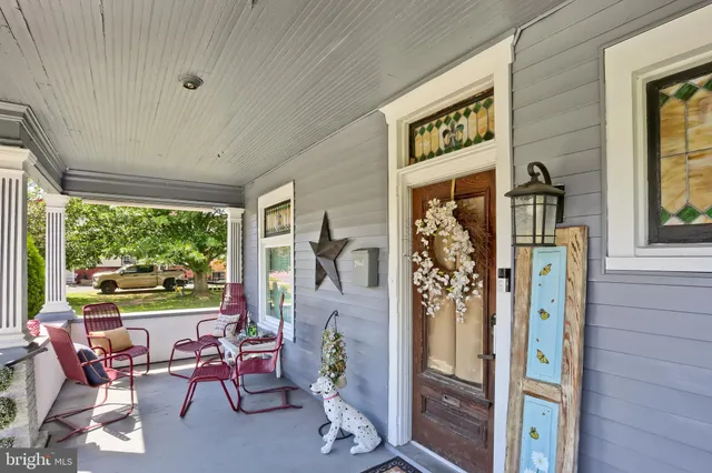 a view of a livingroom with furniture window and outside view