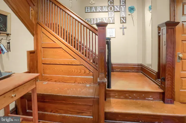 a view of entryway with a front door