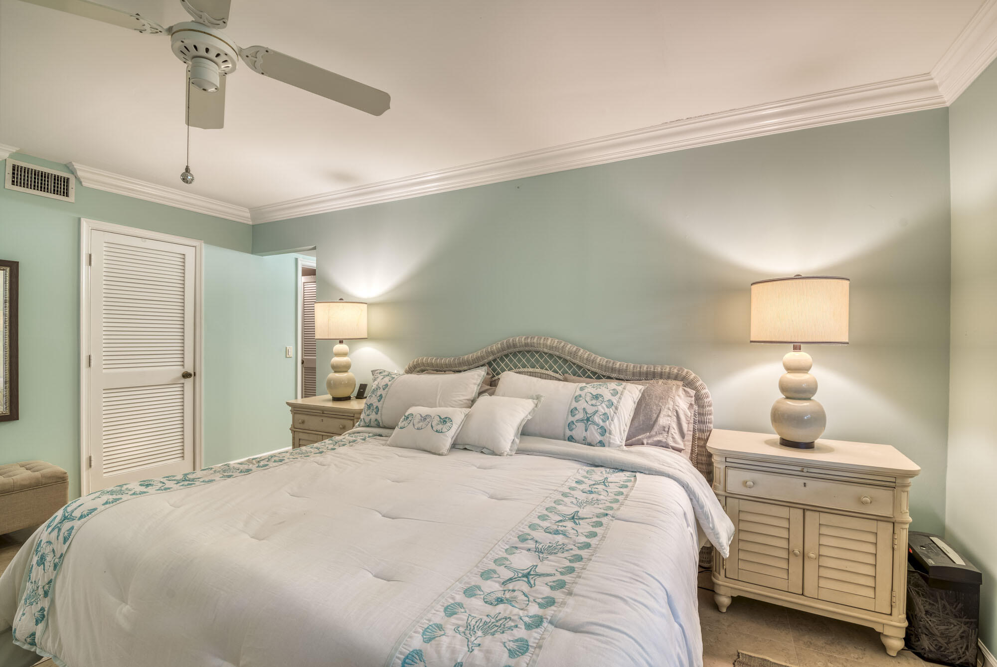 17165 Waterbend Drive, Unit 207 Jupiter, FL 33477 - Photo 20 of 27 a bedroom with a bed and a lamp