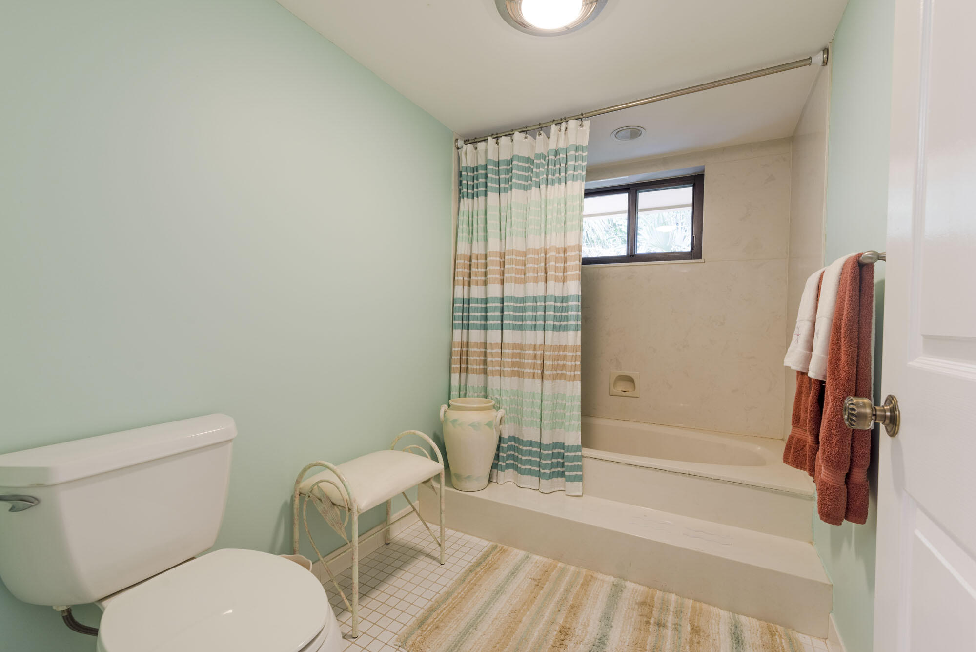 17165 Waterbend Drive, Unit 207 Jupiter, FL 33477 - Photo 22 of 27 a bathroom with a toilet a sink and bathtub
