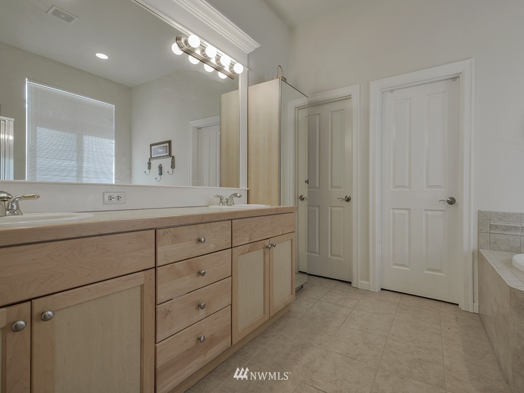 17057 164th Way Southeast Renton, WA 98058 - Photo 9 of 25