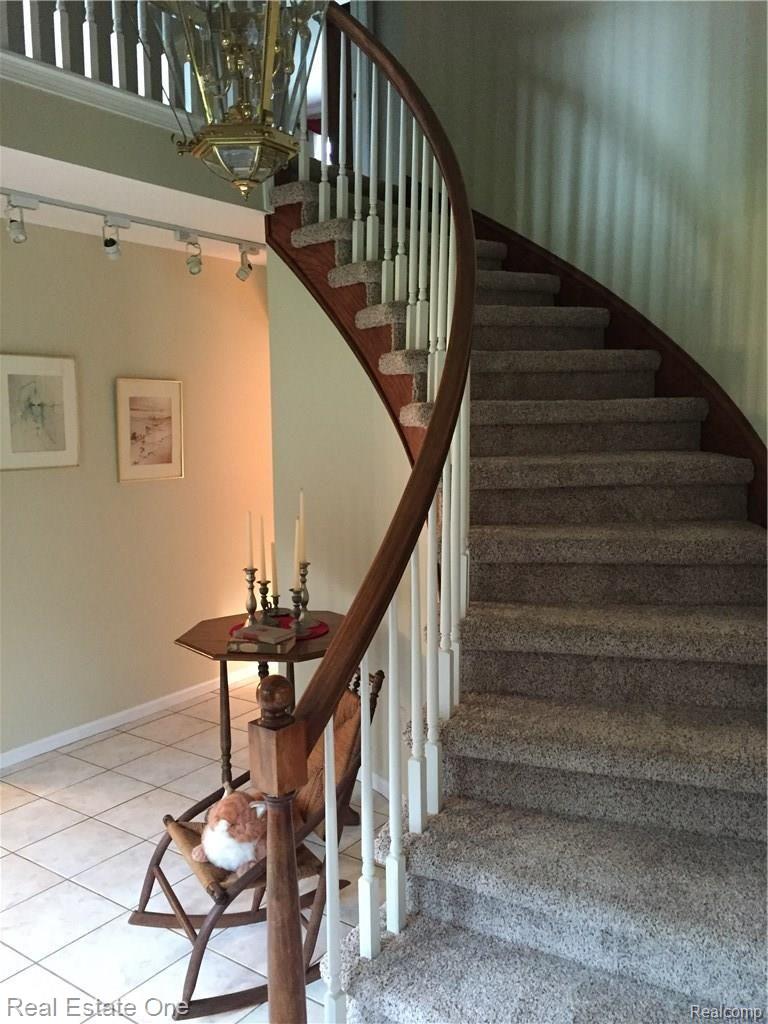 9975 Ellis Road Clarkston, MI 48348 - Photo 3 of 38 WINDING STAIRCASE