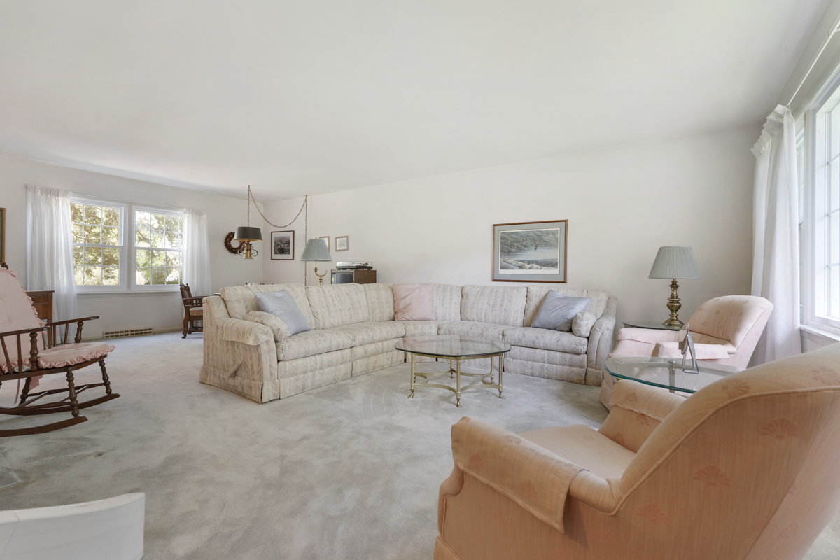 690 Stanford Drive Marengo, IL 60152 - Photo 4 of 30 a living room with furniture and a large window