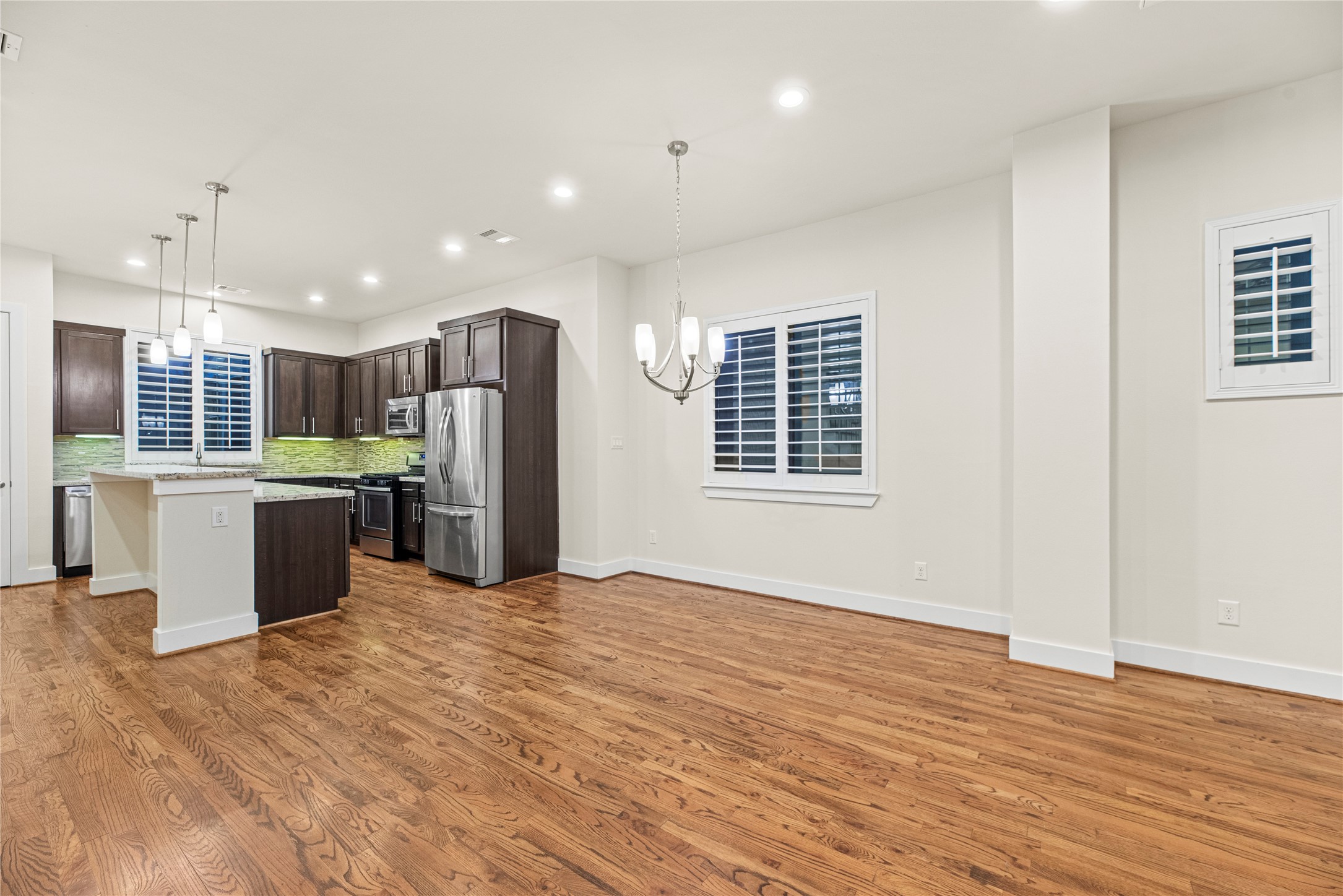 2513 B Garrow Street Houston, TX 77003 - Photo 14 of 29 Dining area between the kitchen and family room.