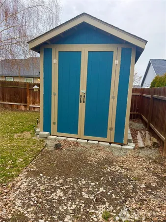 a view of a house with backyard