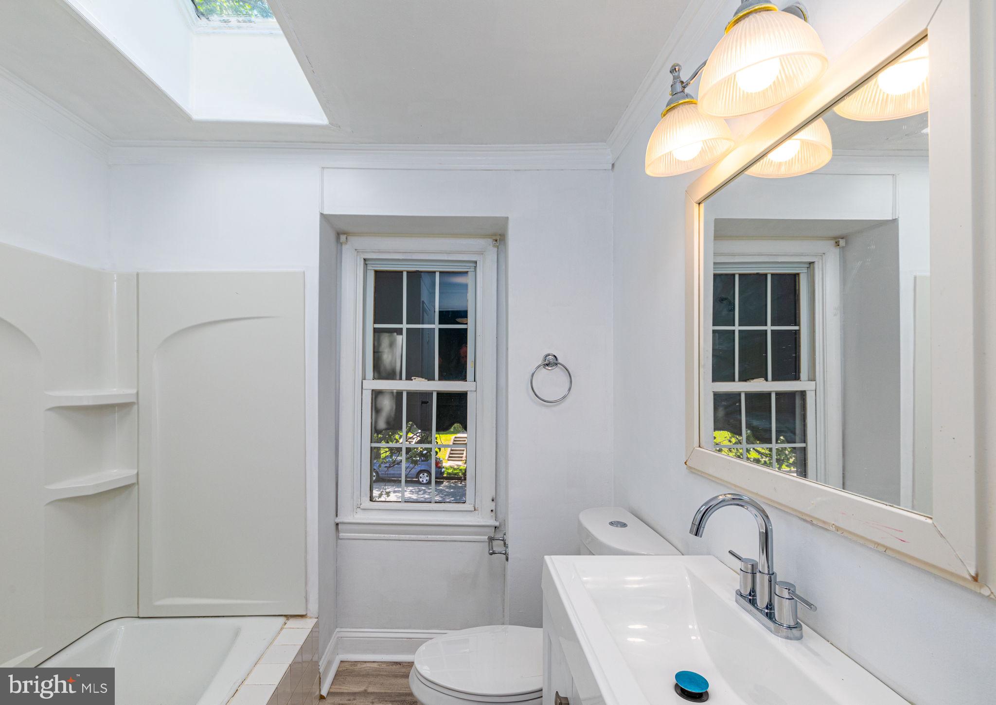 5712 Arnhem Road Baltimore, MD 21206 - Photo 16 of 31 2nd floor bath room