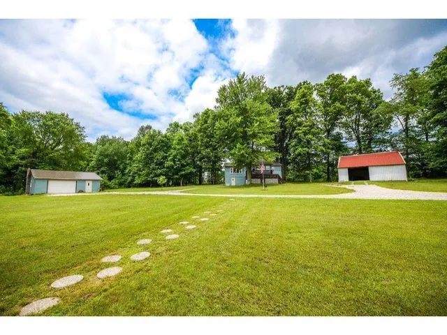 $284,000 | 2907 Dubois Road, Bowling Green, IN 47833
