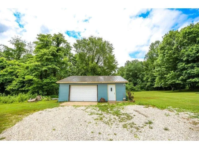 $284,000 | 2907 Dubois Road, Bowling Green, IN 47833