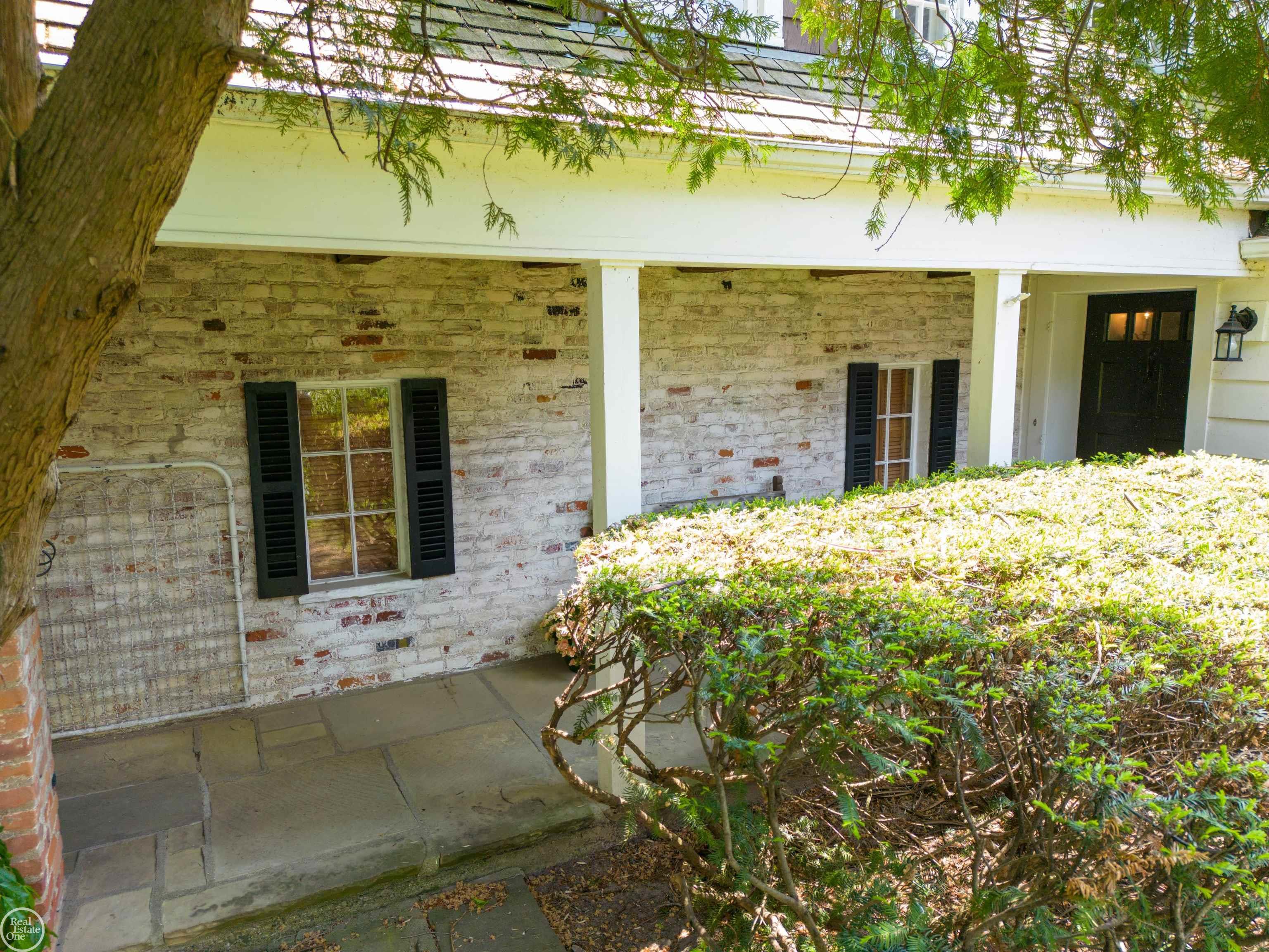 61 Merriweather Road Grosse Pointe, MI 48236 - Photo 4 of 54 50117216-3.JPG