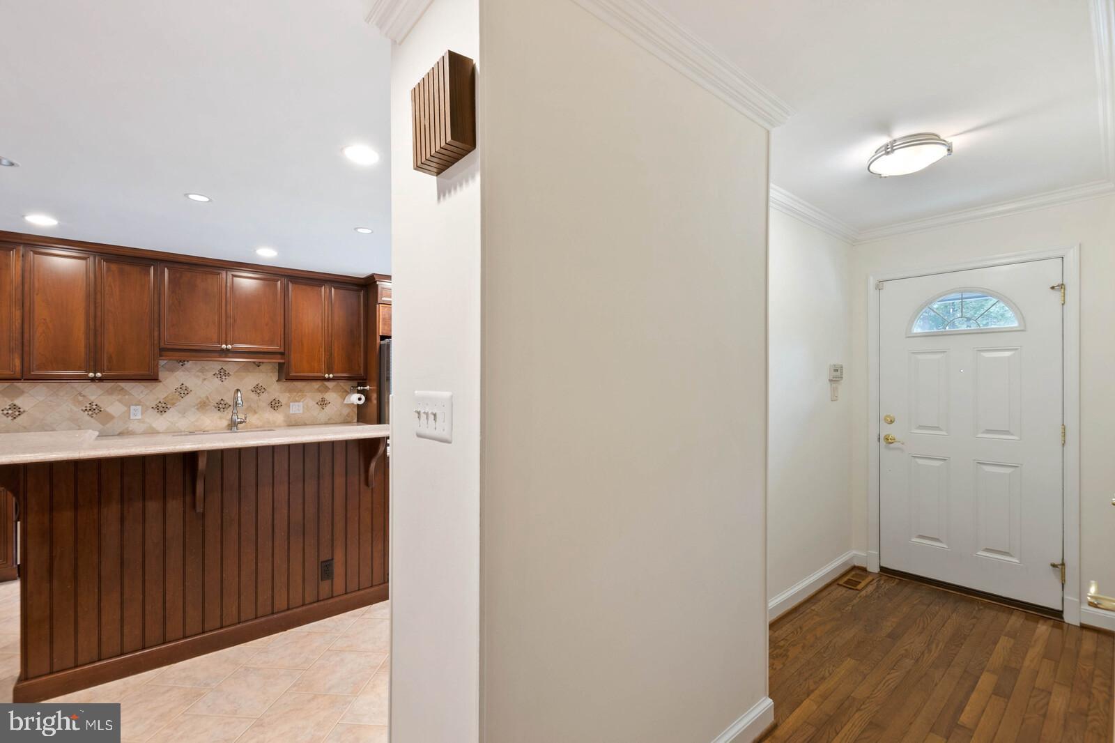 8526 Raglan Road Vienna, VA 22182 - Photo 4 of 43 Gallery Image 4