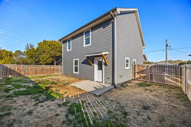 a view of a house with backyard and backyard