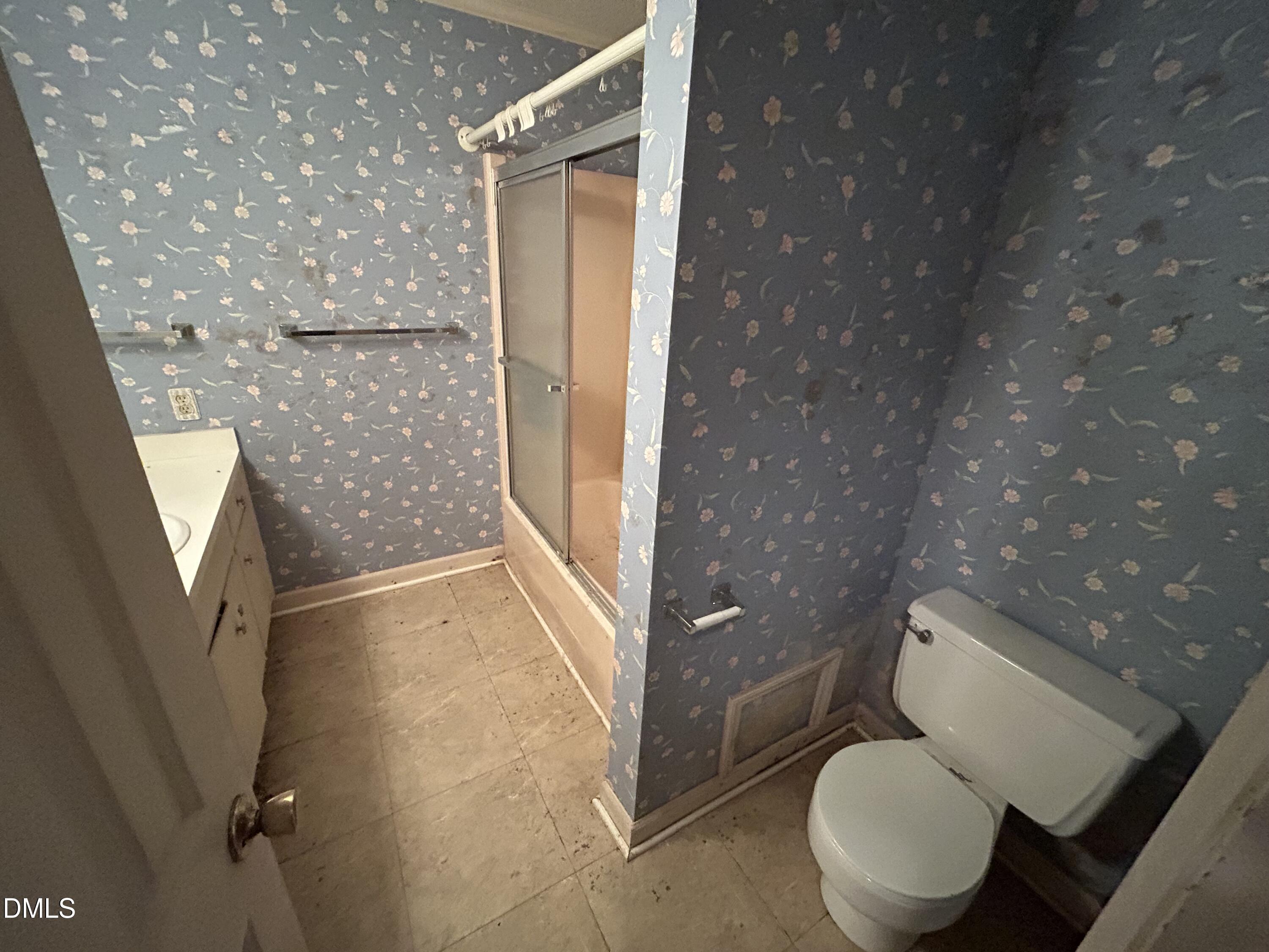 2912 Oxford Road Henderson, NC 27536 - Photo 25 of 25 a bathroom with a toilet and a shower