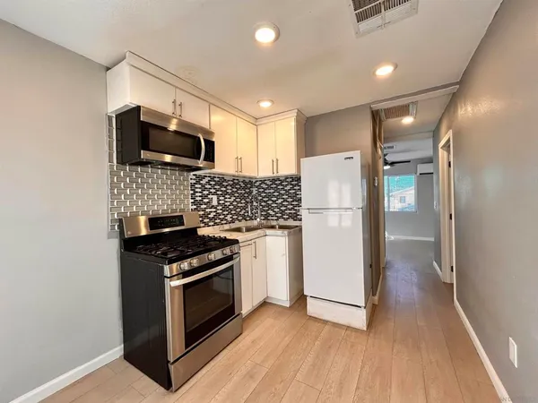 $1,000 | 209 East Orange Avenue, El Centro, CA 92243