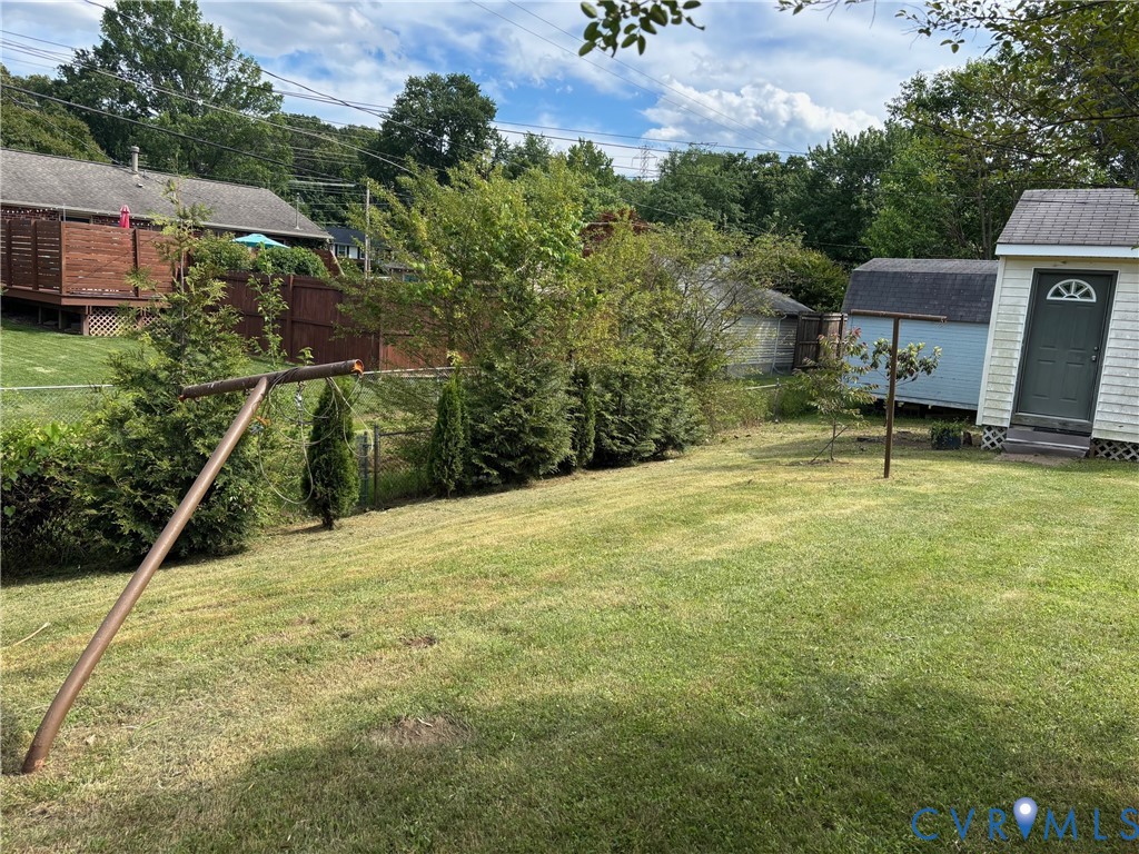 3911 Sunburst Road Henrico, VA 23294 - Photo 26 of 27 a backyard of a house with table and chairs