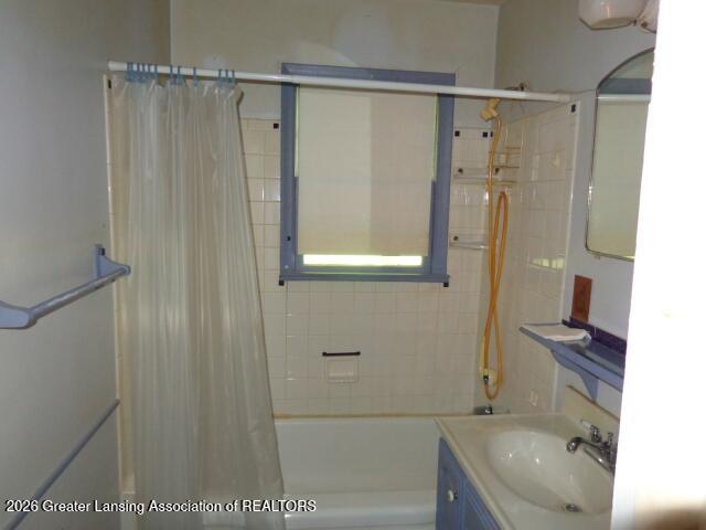 216 West Jolly Road Lansing, MI 48910 - Photo 13 of 24 Bath