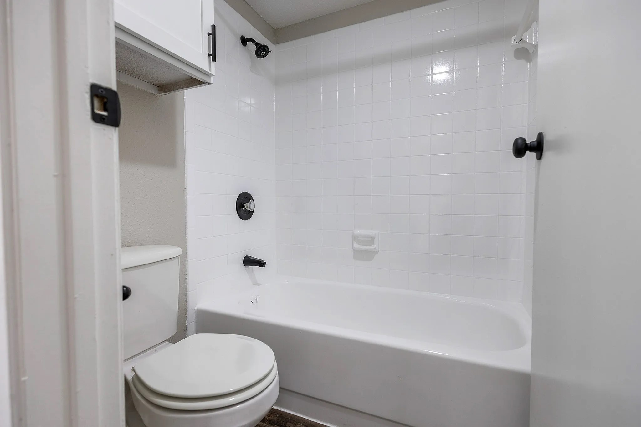 15100 Golden Eagle Drive, Unit 1309 Humble, TX 77396 - Photo 17 of 22 a bathroom with a toilet and a bathtub