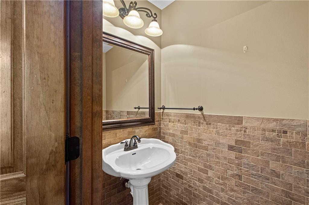 2535 Morton Road Pittsburgh, PA 15241 - Photo 19 of 48 FF Powder Room