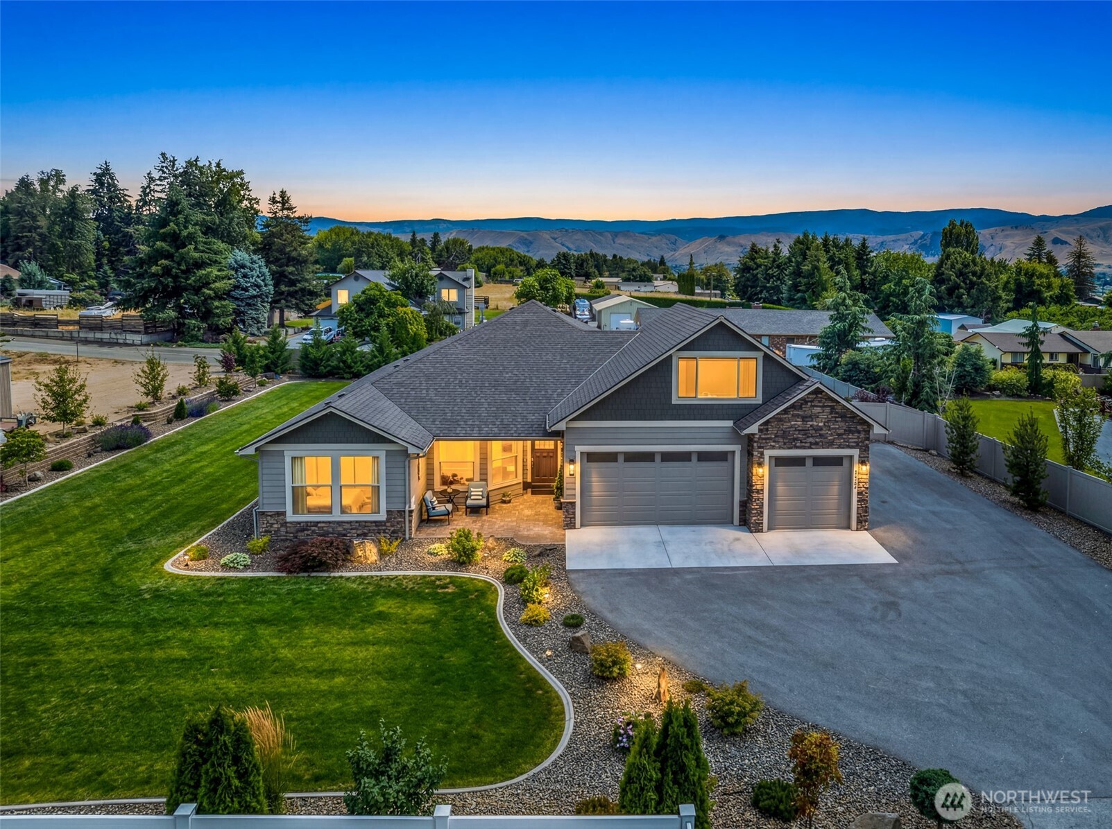 2777 Northwest Arlenes East Wenatchee, WA 98802 - Photo 2 of 40