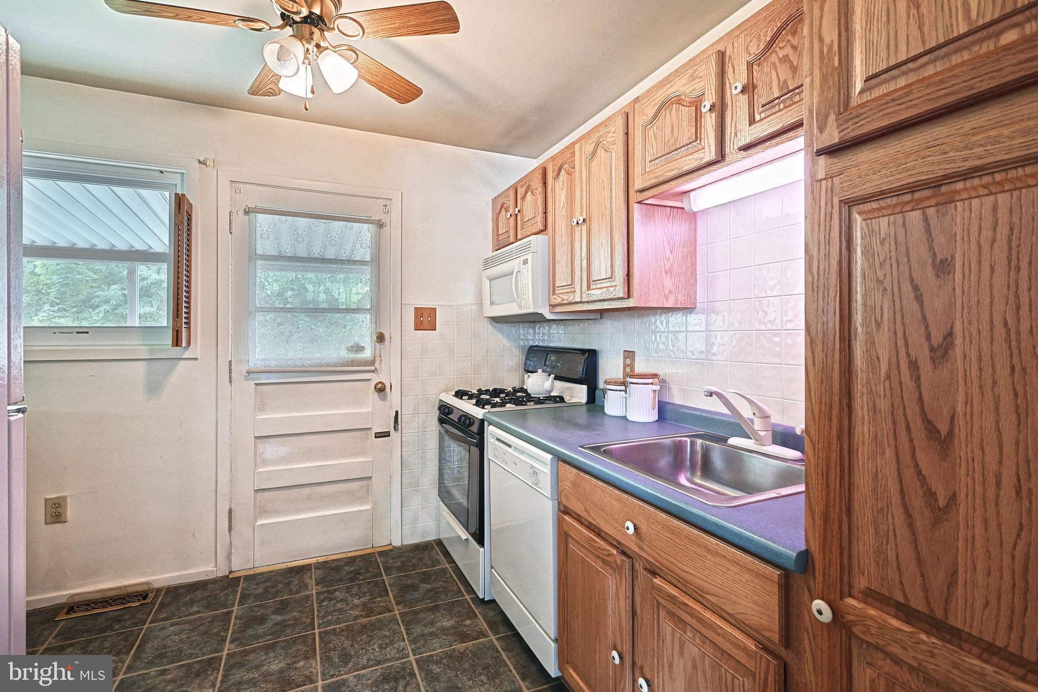 752 Fireside Road York, PA 17404 - Photo 8 of 42 kitchen
