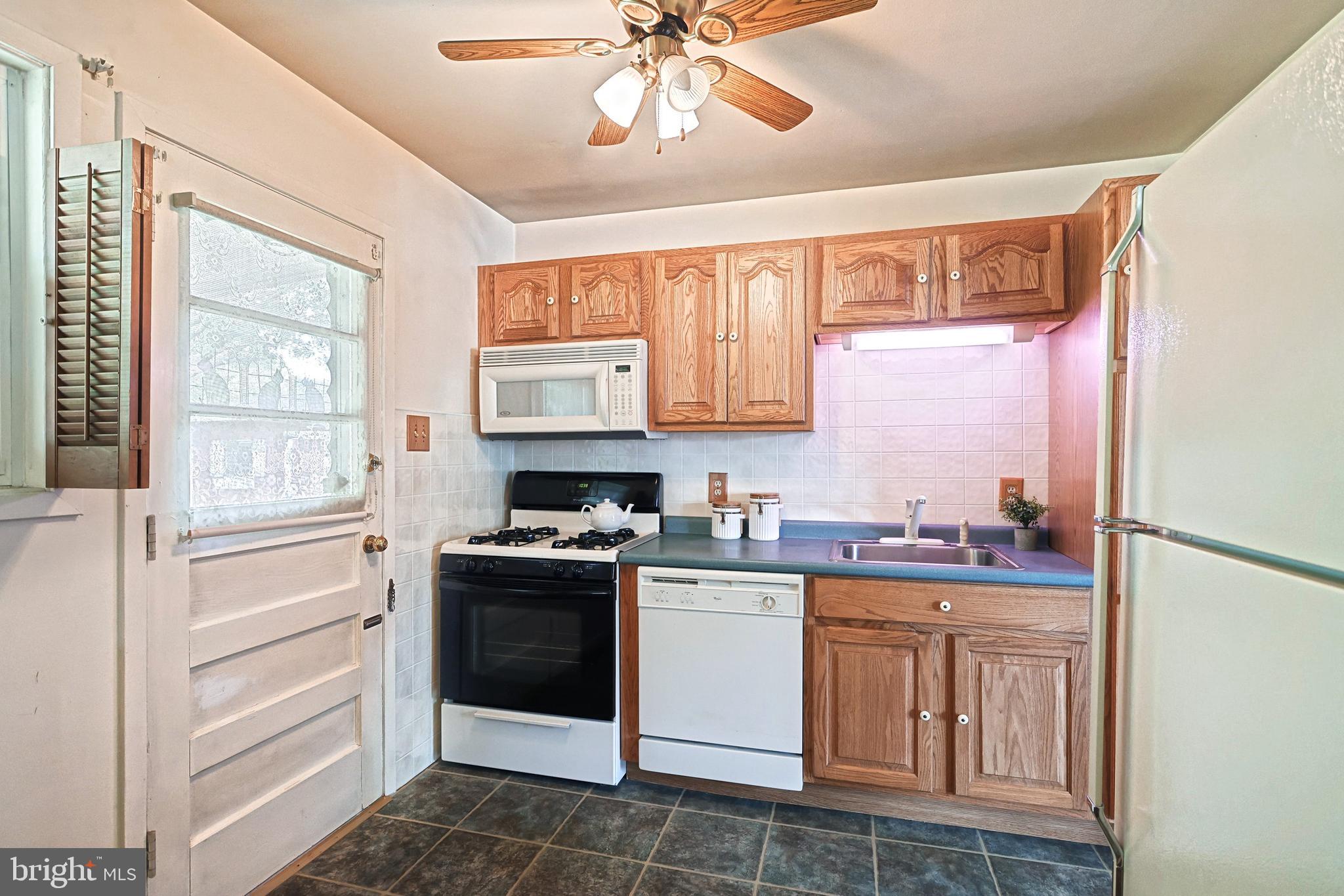 752 Fireside Road York, PA 17404 - Photo 9 of 42 all appliances convey
