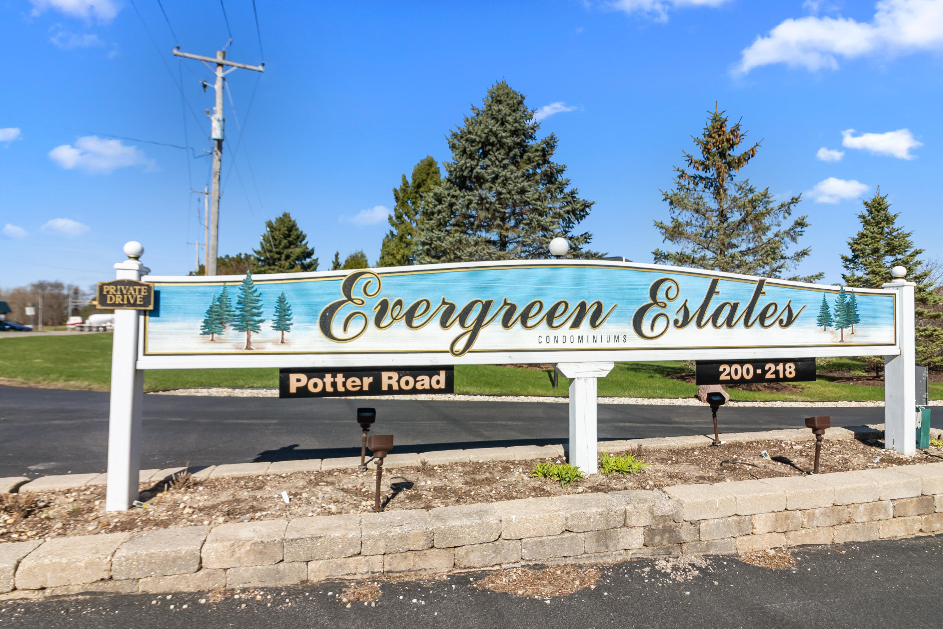 206 Potter Road, Unit 102 Elkhorn, WI 53121 - Photo 21 of 22 Grand Entrance