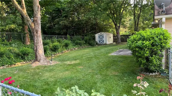 a view of a house with backyard and garden